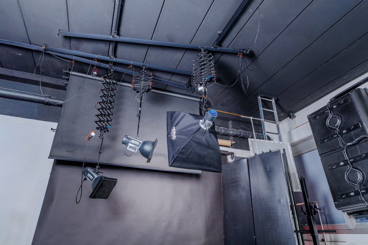 Deckenschienensystem und Lichttechnik im Produktionsstudio