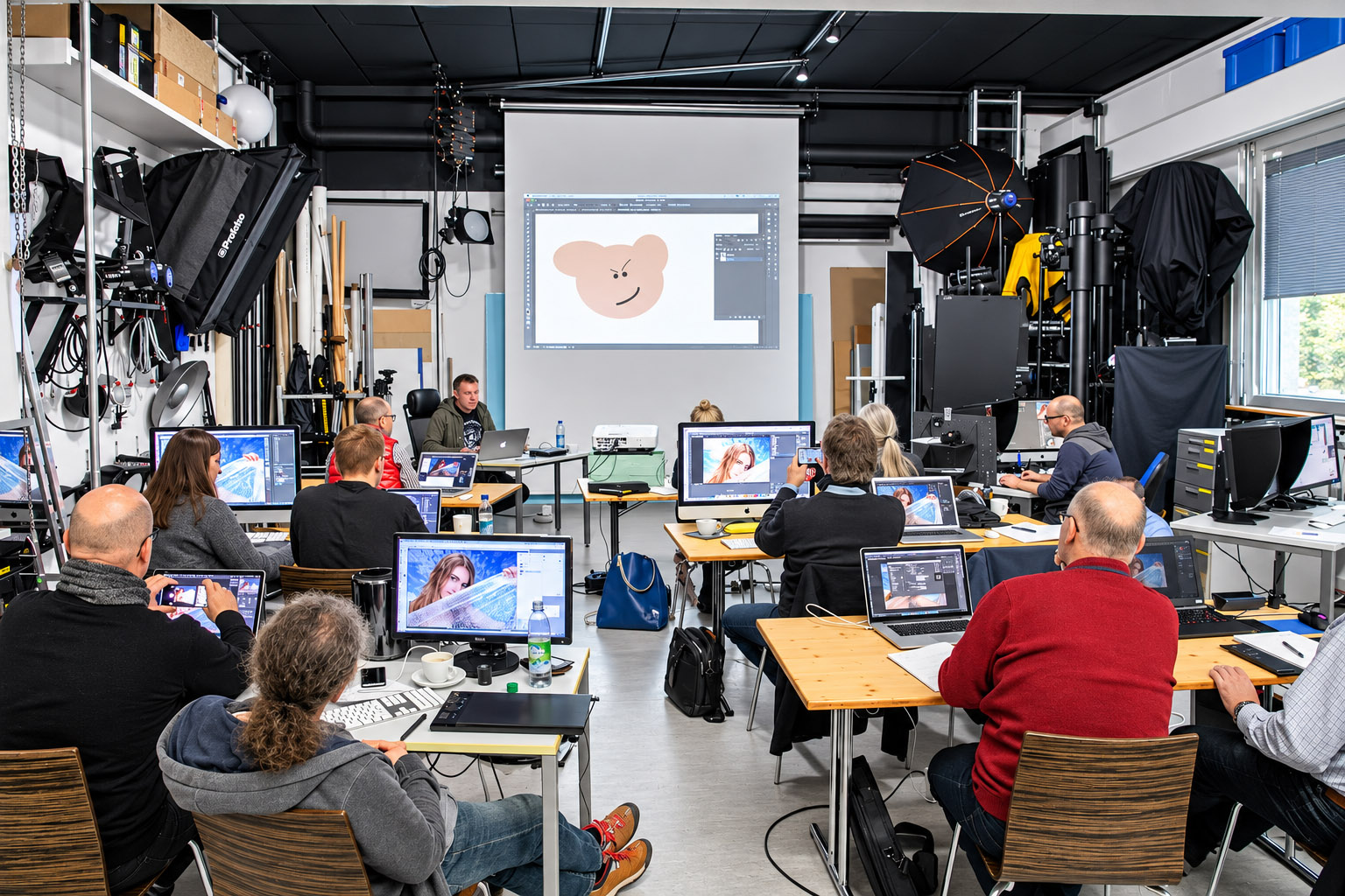 Bildbearbeitungsseminar mit Teilnehmenden im Mietstudio-Süd München