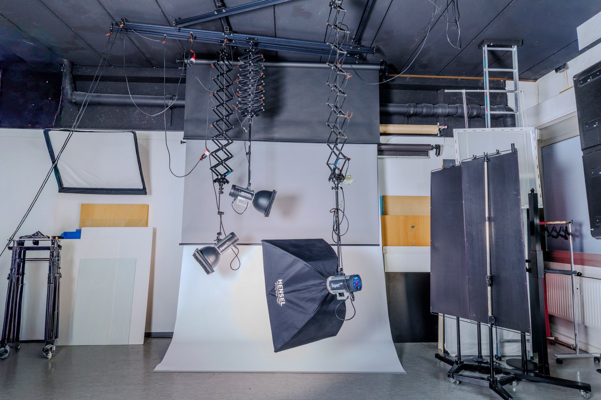 Aufgebautes professionelles Fotolicht-Set für Produktfotografie